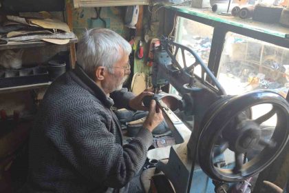 kutahyada-65-yillik-ayakkabi-ustasi-mehmet-ersulak-meslek-bitti-yetisen-yok