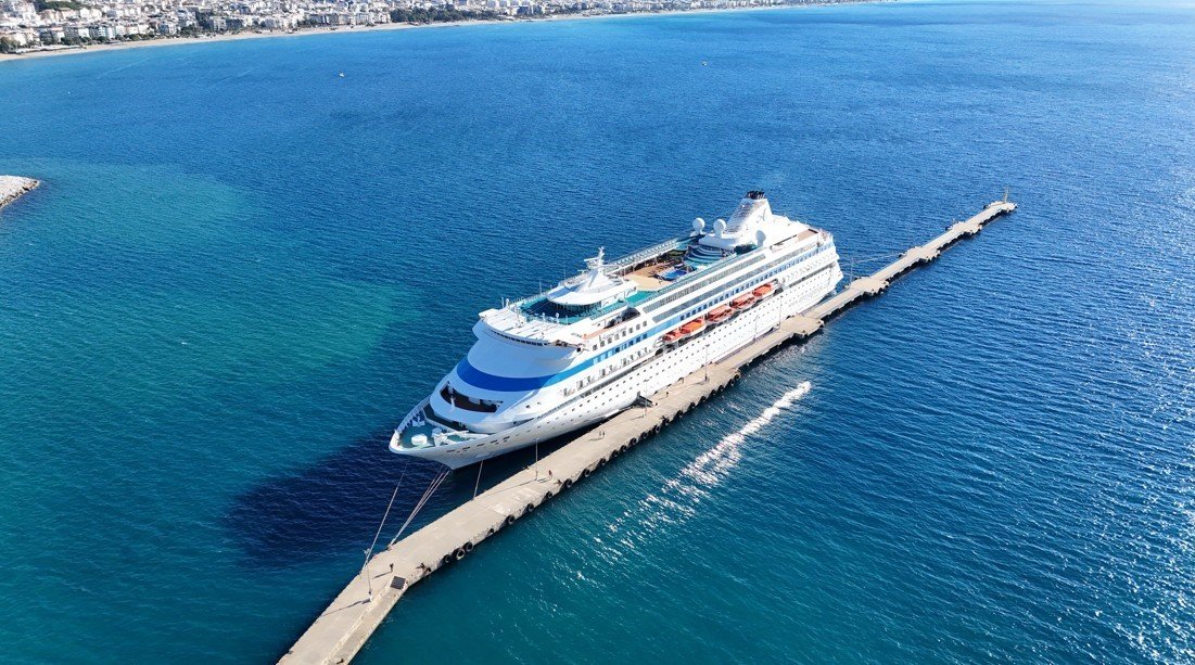 luks-kruvaziyer-616-yolcu-ve-435-murettebatiyla-alanyaya-demirledi