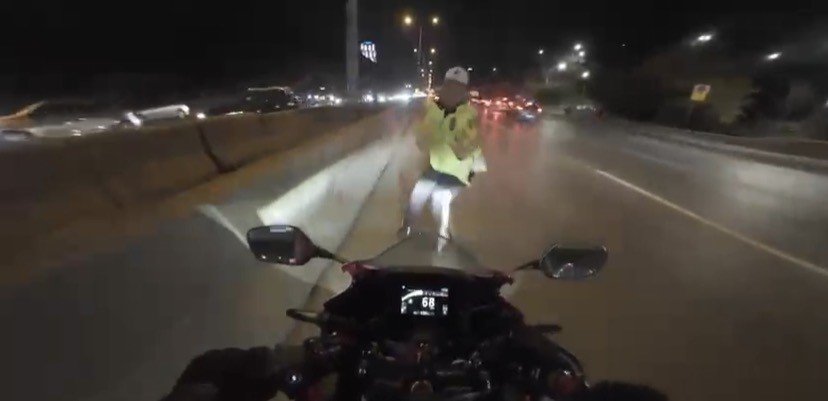 maltepede-motosikletin-carptigi-trafik-polisi-yaralandi-kaza-ani-kamerada