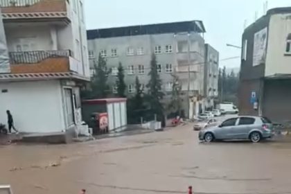 mardinde-saganak-yagis-etkili-oldu-yollar-gole-dondu