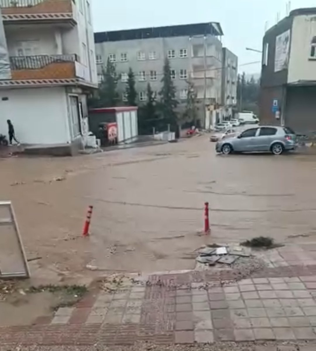 mardinde-saganak-yagis-etkili-oldu-yollar-gole-dondu