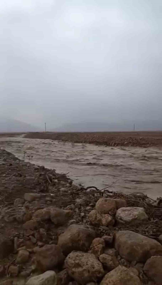 mardinde-saganak-yagis-sonucu-dere-tasti