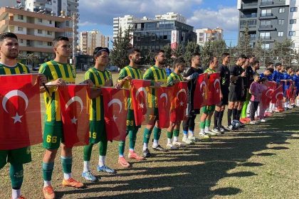 mersinde-takimlar-sahaya-turk-bayraklariyla-cikarak-sehitleri-andi