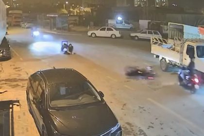 motosiklet-ile-akrobatik-hareketler-yapip-kaza-yapinca-motosikleti-birakip-kactilar