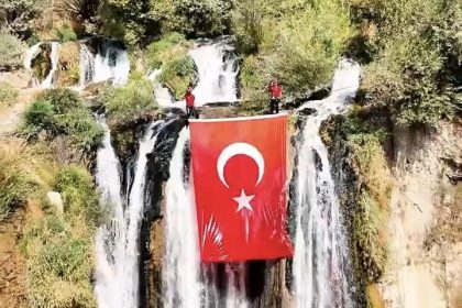 muradiye-selalesinde-turk-bayragi-dalgalandi