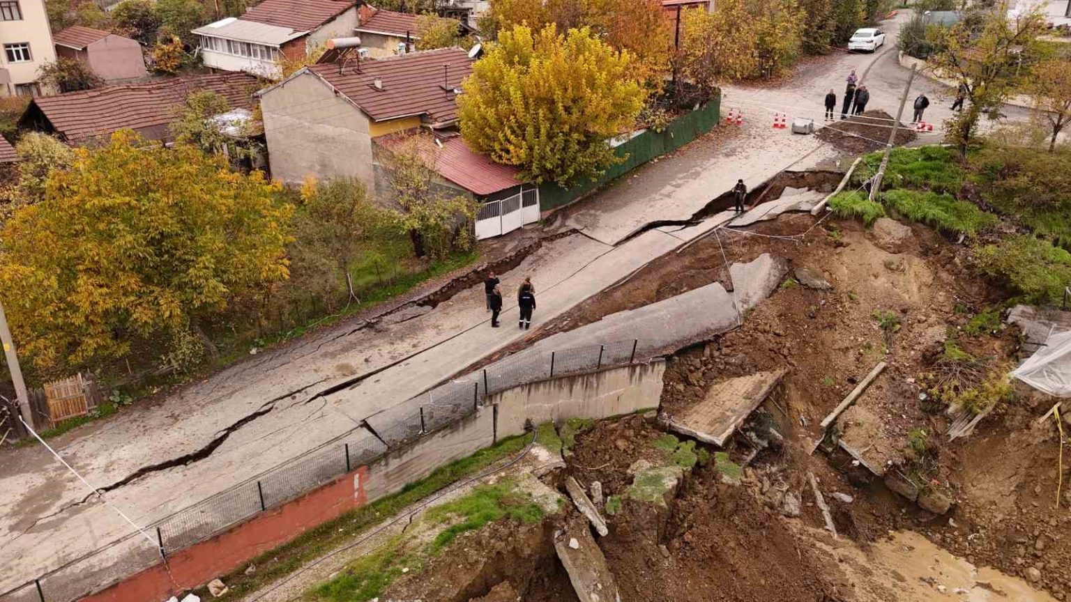 okul-insaatinin-yaninda-coken-yol-dronla-goruntulendi