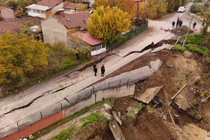 okul-insaatinin-yaninda-coken-yol-dronla-goruntulendi