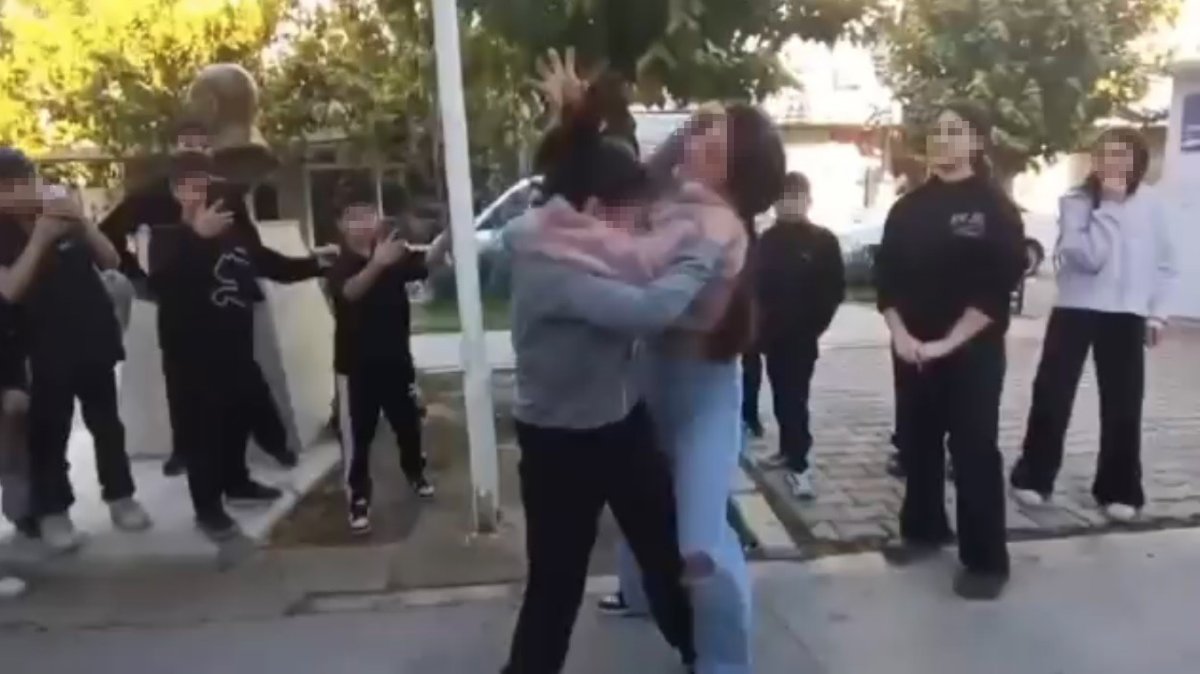 ortaokullu-kizlar-birbirine-girdi-arkadaslari-ayirmak-yerine-video-cekti