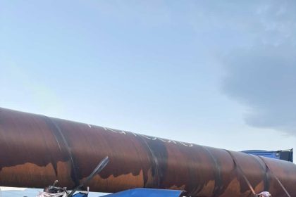 otomobil-demir-boru-yuklu-tirla-carpisti-2-yarali