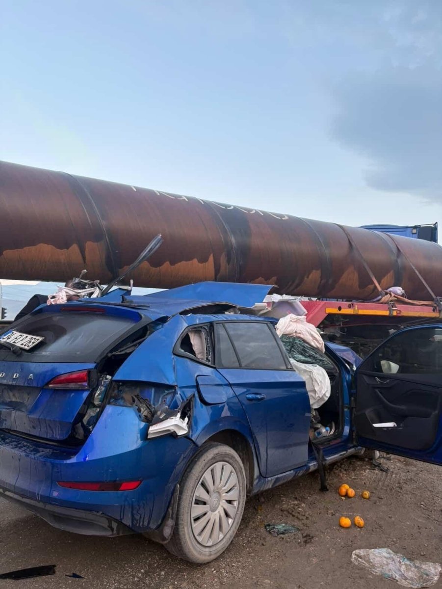 otomobil-demir-boru-yuklu-tirla-carpisti-2-yarali