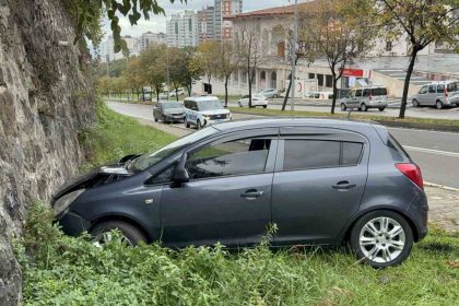 otomobil-istinat-duvarina-carpti-idmana-giden-futbolcu-yaralandi