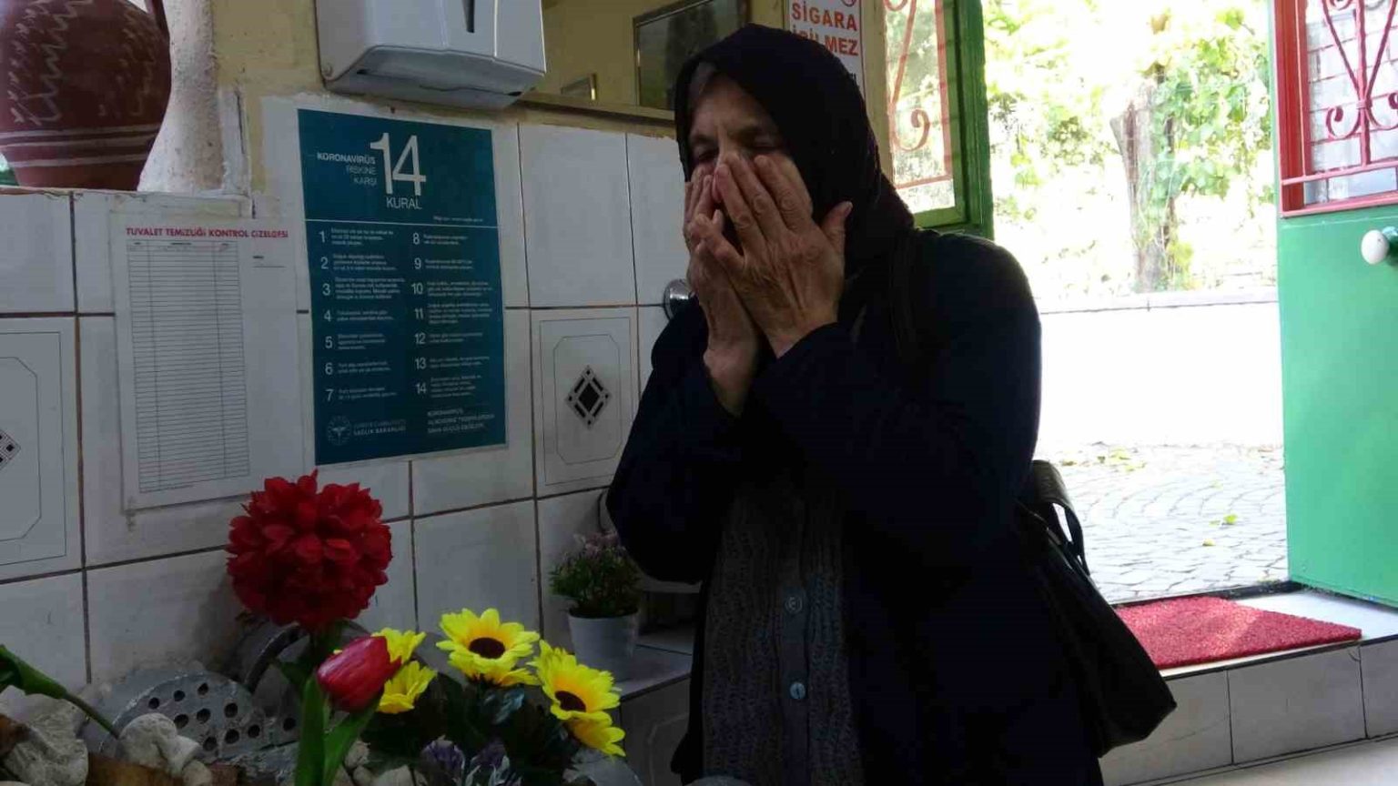 pide-yemeye-gelip-salondaki-mezarlik-basinda-dua-ederek-ayriliyorlar