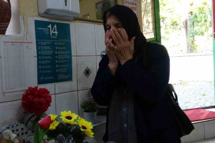 pide-yemeye-gelip-salondaki-mezarlik-basinda-dua-ederek-ayriliyorlar