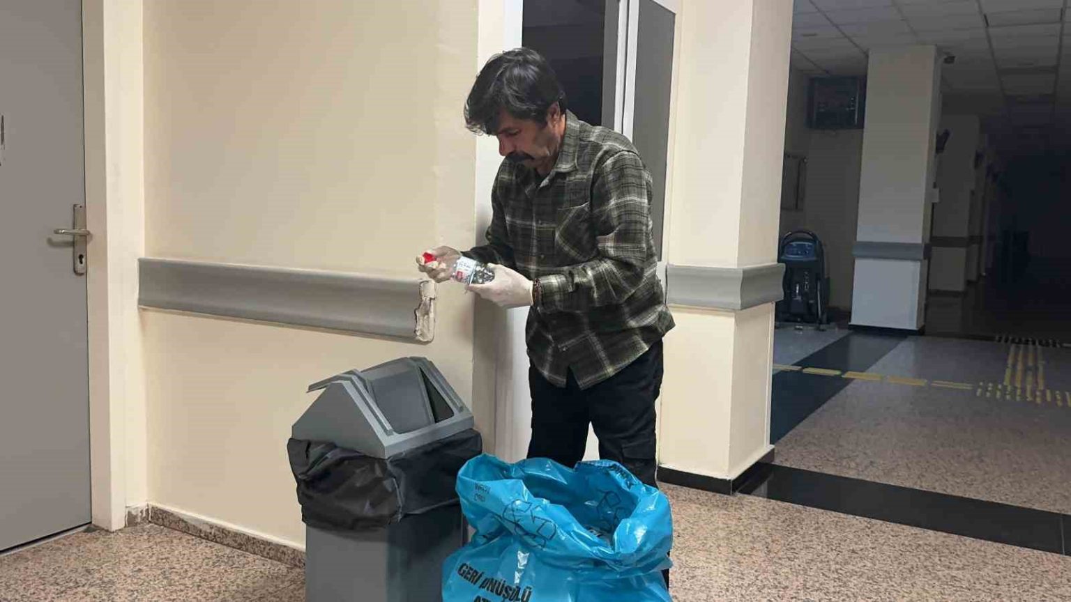 plastikleri-toplayip-umuda-donusturuyor