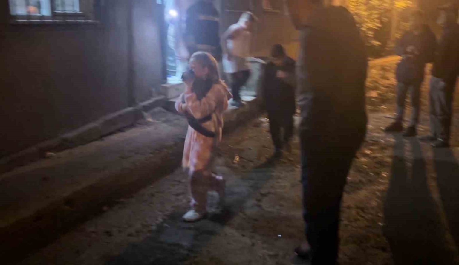 samsunda-soba-parladi-2-kisi-dumandan-etkilendi-kucuk-kiz-kedisi-icin-gozyasi-doktu