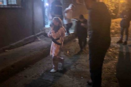 samsunda-soba-parladi-2-kisi-dumandan-etkilendi-kucuk-kiz-kedisi-icin-gozyasi-doktu