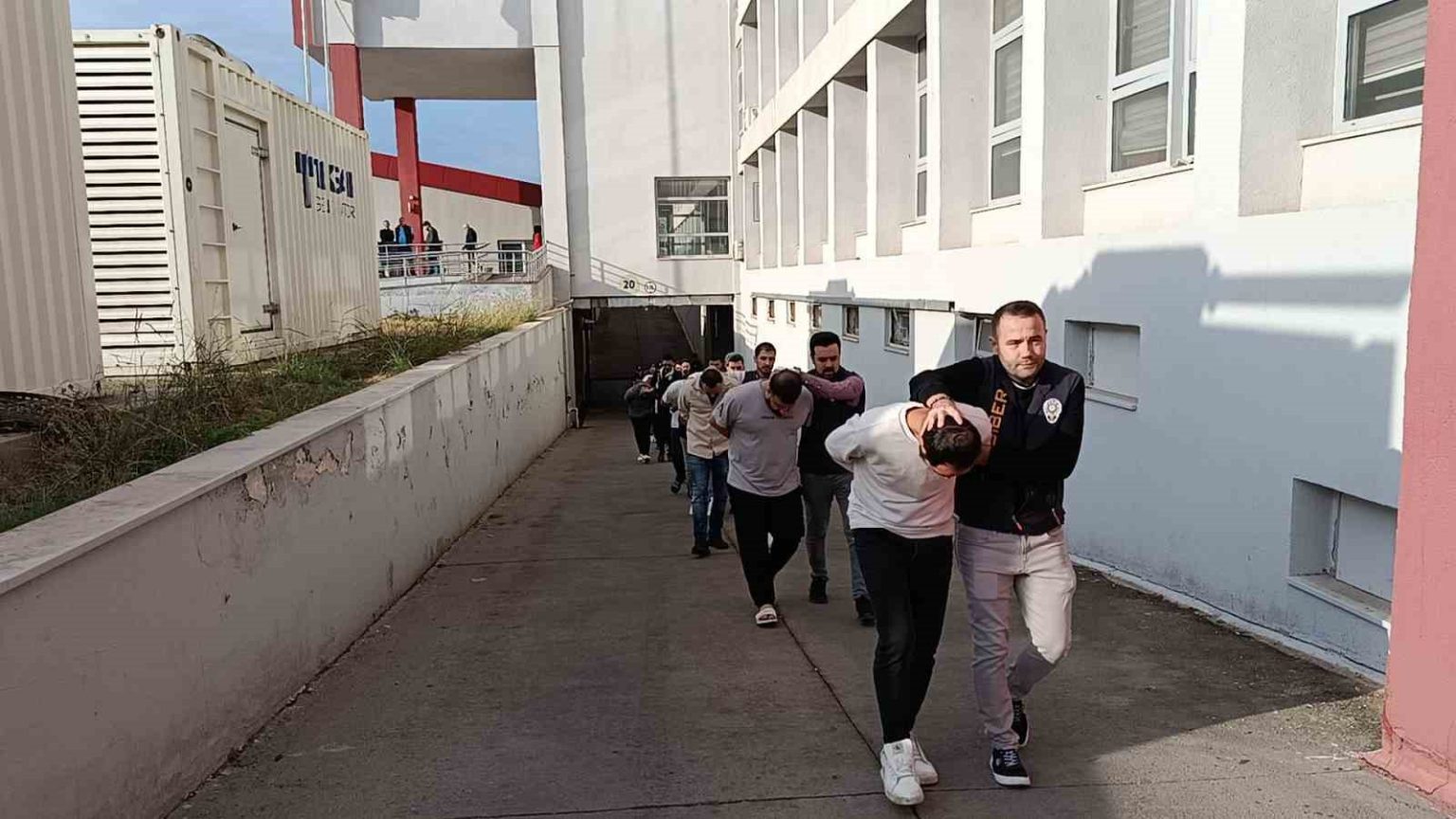 sazan-sarmali-sebekesi-cokertildi-magdurlara-sizi-dolandirdim-hakkinizi-helal-edin-mesaji-attilar