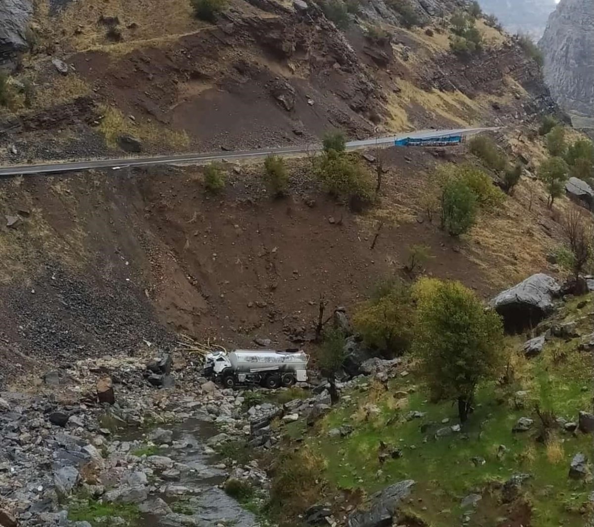 sirnakta-su-tankeri-ucurumdan-yuvarlandi-1-yarali