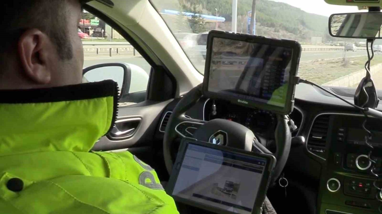 tatil-donusu-d-100de-hareketlilik-artti-radar-ve-teknolojik-sistemlerle-suruculere-siki-denetim-uygulandi