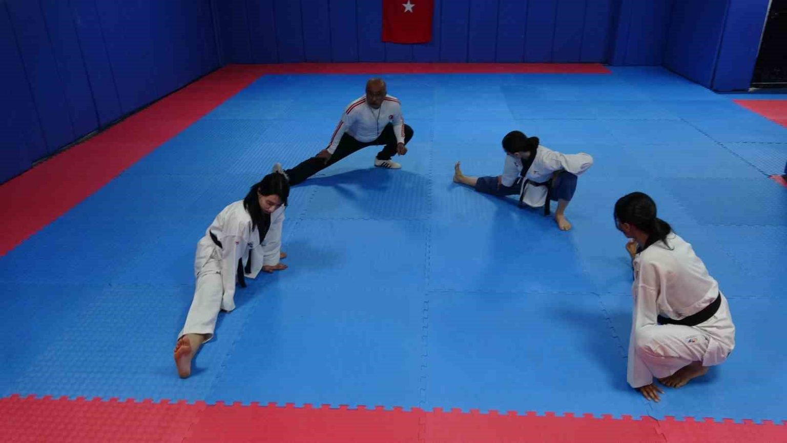 tekvandocu-babanin-vakit-gecirsinler-diye-salona-goturdugu-3-kizi-milli-tekvandocu-oldu