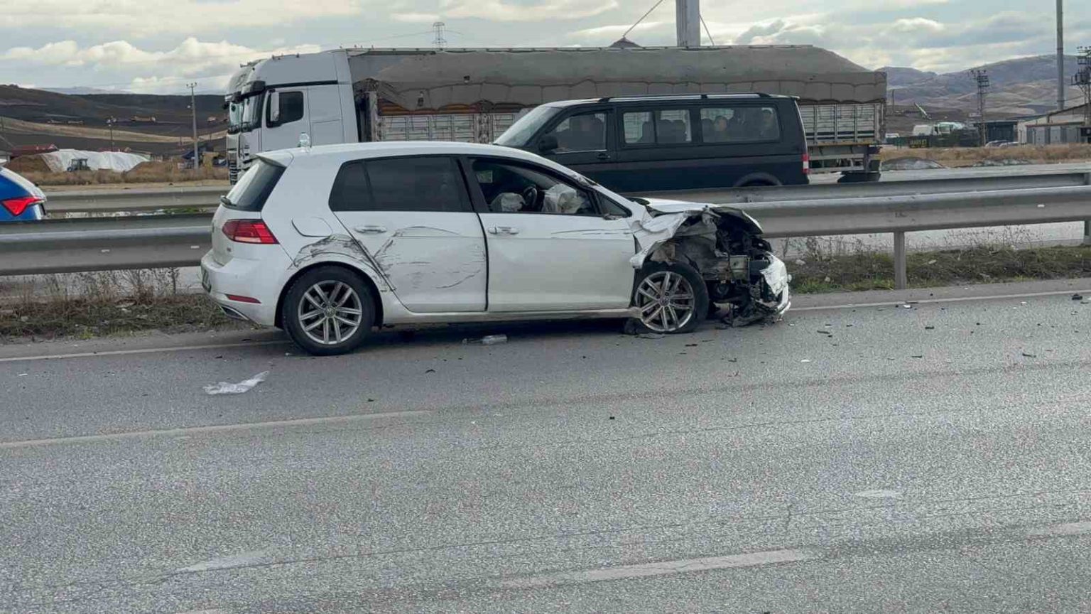 tirin-otomobili-sikistirdigi-kaza-ani-kamerada-1-yarali