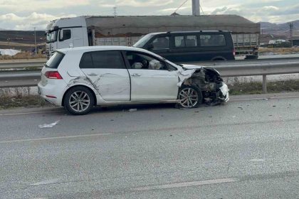 tirin-otomobili-sikistirdigi-kaza-ani-kamerada-1-yarali