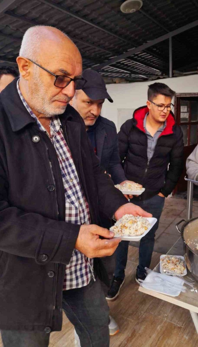 unutulmaya-yuz-tutmus-tarihi-odunpazari-pilavi-vatandaslara-ikram-edildi