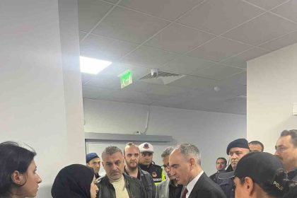 vali-ozkan-yarali-polis-memuru-hatice-unali-hastanede-ziyaret-etti