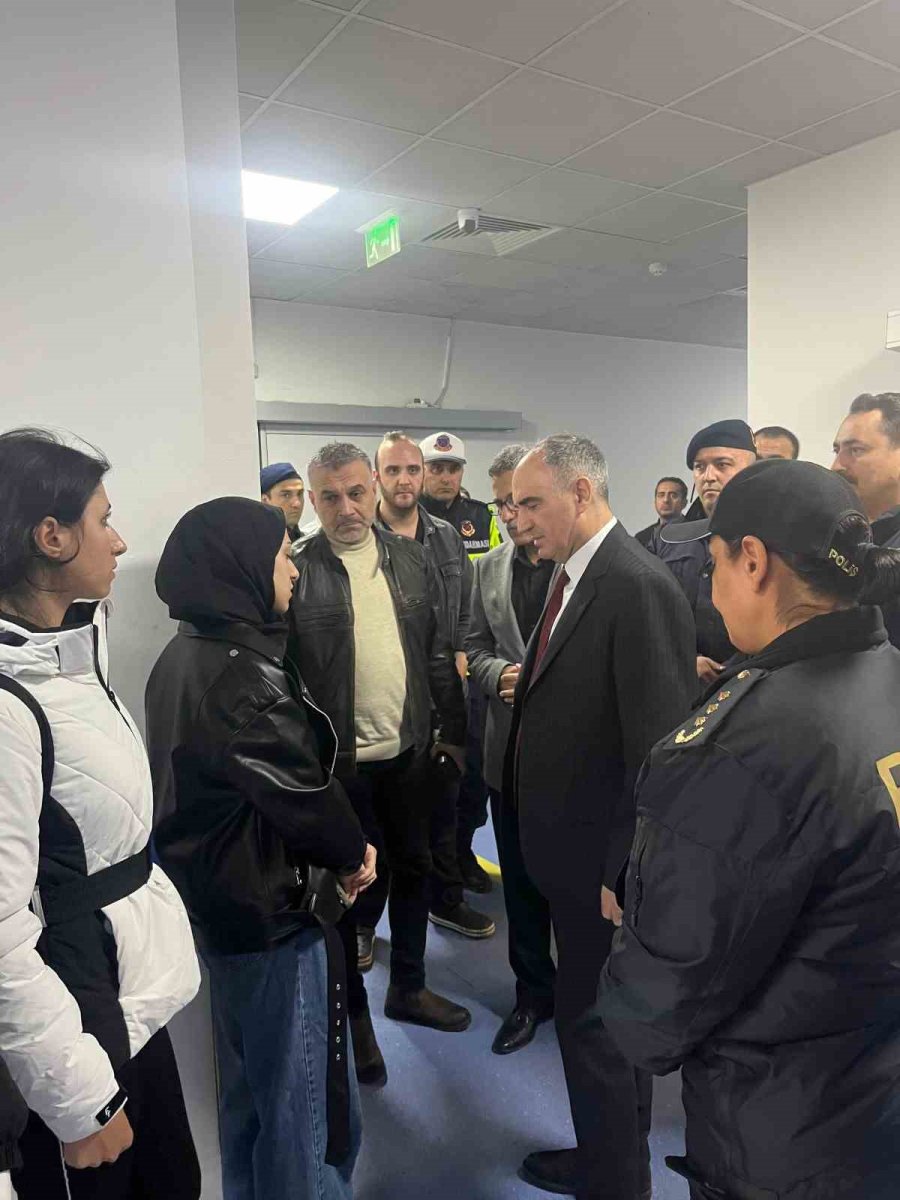 vali-ozkan-yarali-polis-memuru-hatice-unali-hastanede-ziyaret-etti