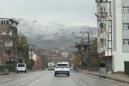 yuksekovanin-etrafini-cevreleyen-daglar-beyaza-burundu