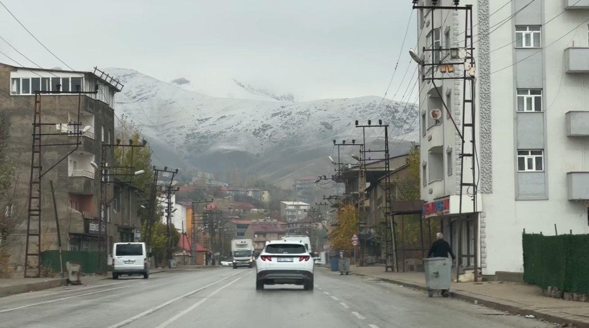 yuksekovanin-etrafini-cevreleyen-daglar-beyaza-burundu