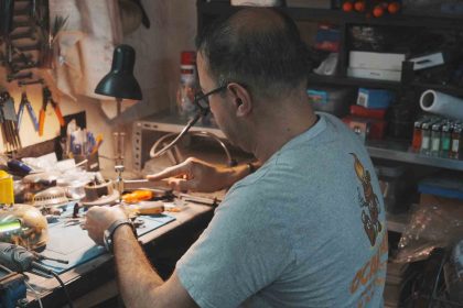 10-metrekarelik-atolyesinden-turkiyeye-ulasiyor