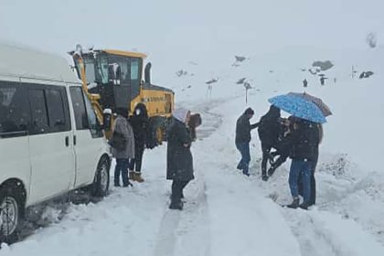 2600-rakimli-bolgede-karda-mahsur-kalan-yolculari-belediye-ekibi-kurtardi