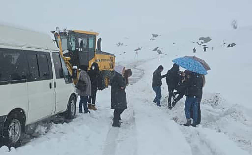 2600-rakimli-bolgede-karda-mahsur-kalan-yolculari-belediye-ekibi-kurtardi