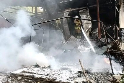 alevlere-teslim-olan-prefabrik-yapi-kullanilmaz-hale-geldi