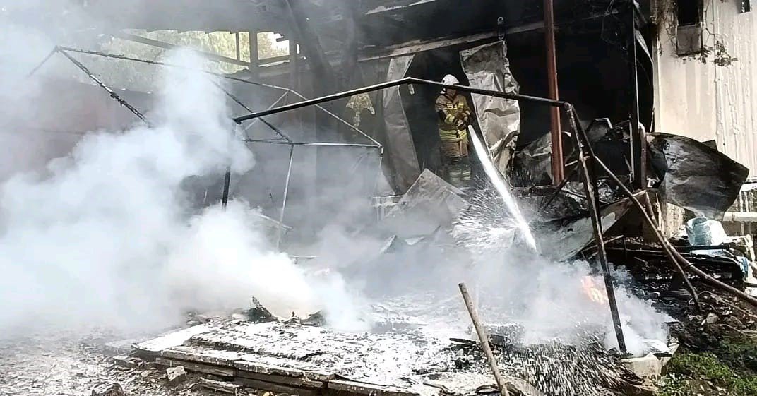 alevlere-teslim-olan-prefabrik-yapi-kullanilmaz-hale-geldi