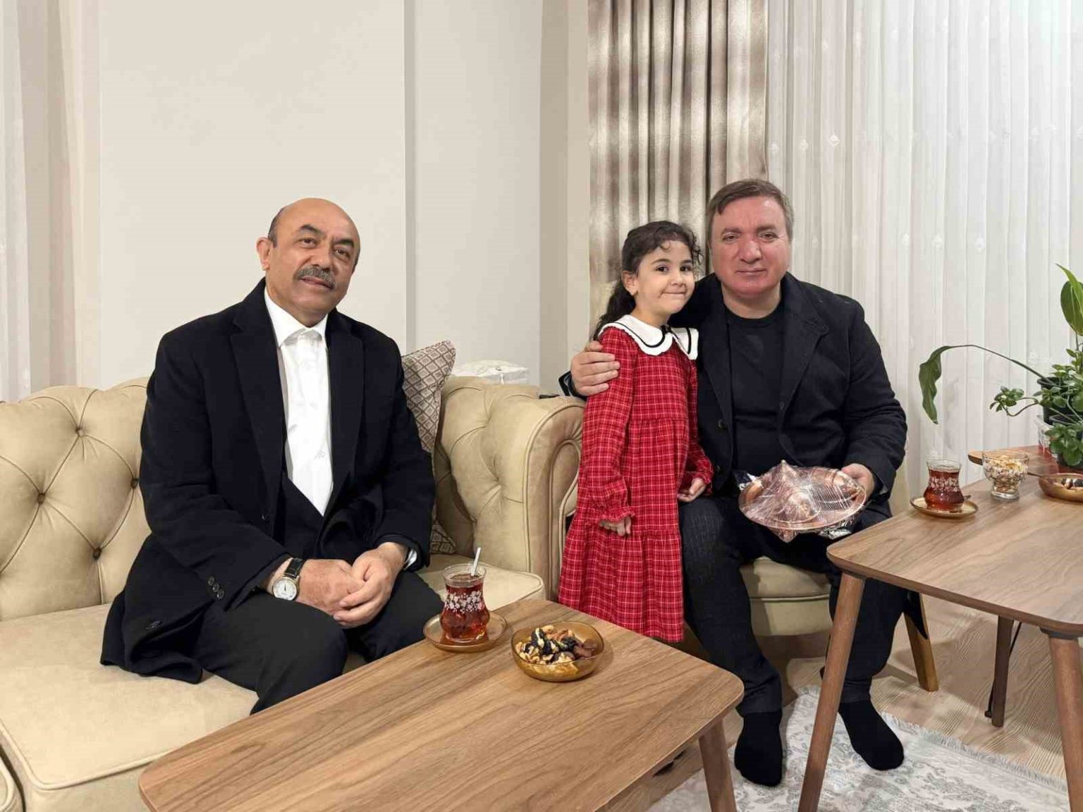 bir-cocugun-samimiyeti-vali-aydogdu-beyzanin-misafiri-oldu