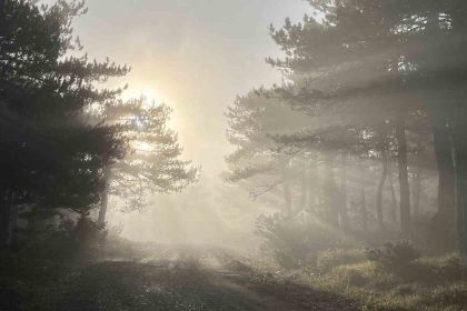 bozdag-zirvesindeki-sis-manzarasi-hayran-birakti