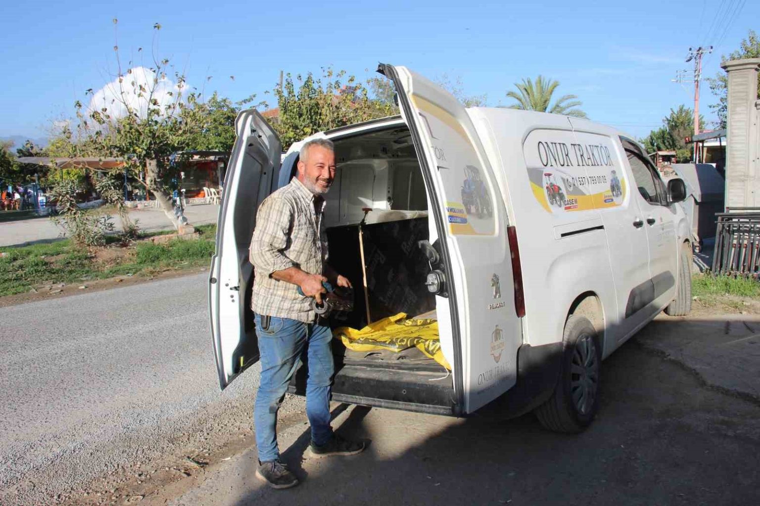 ciftcilerin-imdadina-mobil-tamir-araci-ile-yetisiyor