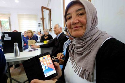 dolandiricilarin-hedef-kitlesi-60-yas-uzerine-akilli-telefon-kullanimi-egitimi