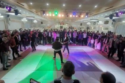 dugunde-aci-veren-oyun-urganlarla-birbirlerinin-sirtina-vurdular