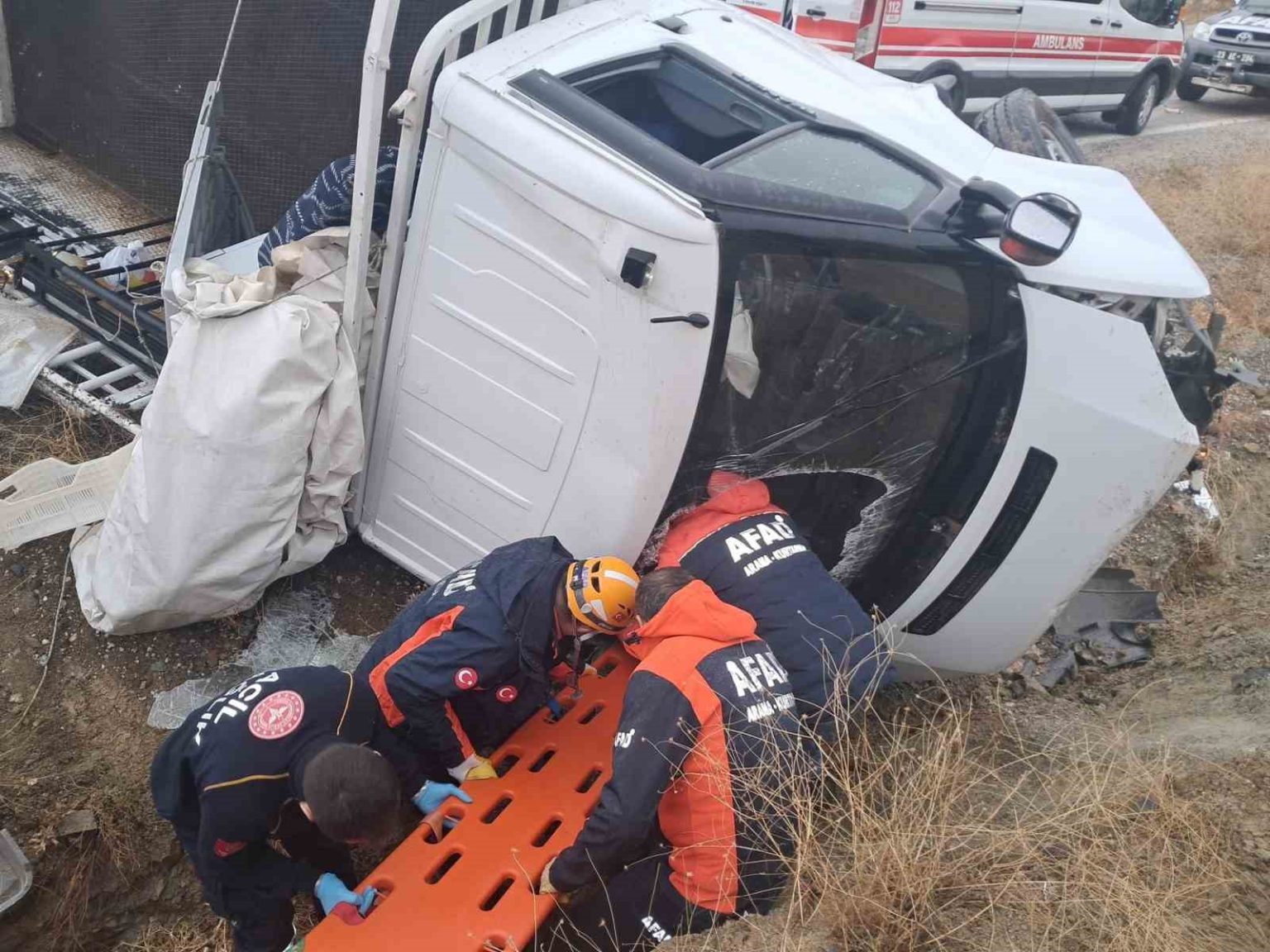 elazigda-pikap-sarampole-uctu-2-yarali