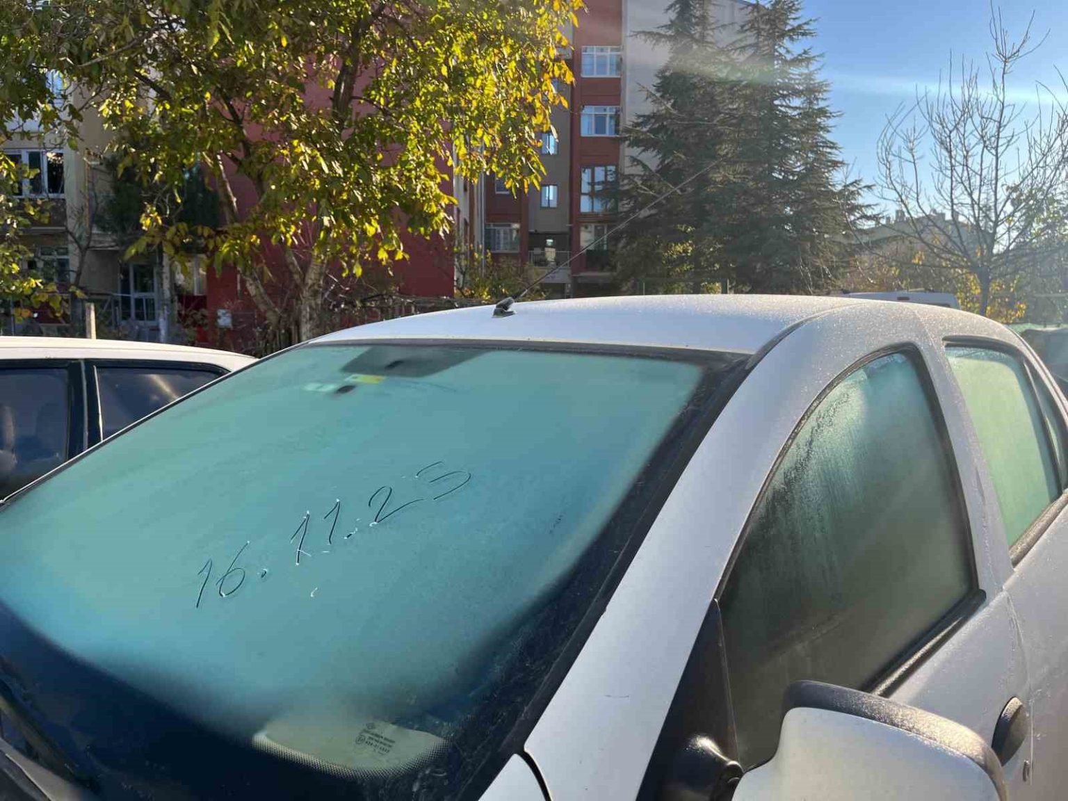 eskisehirde-kiragi-arac-camlarini-kapladi