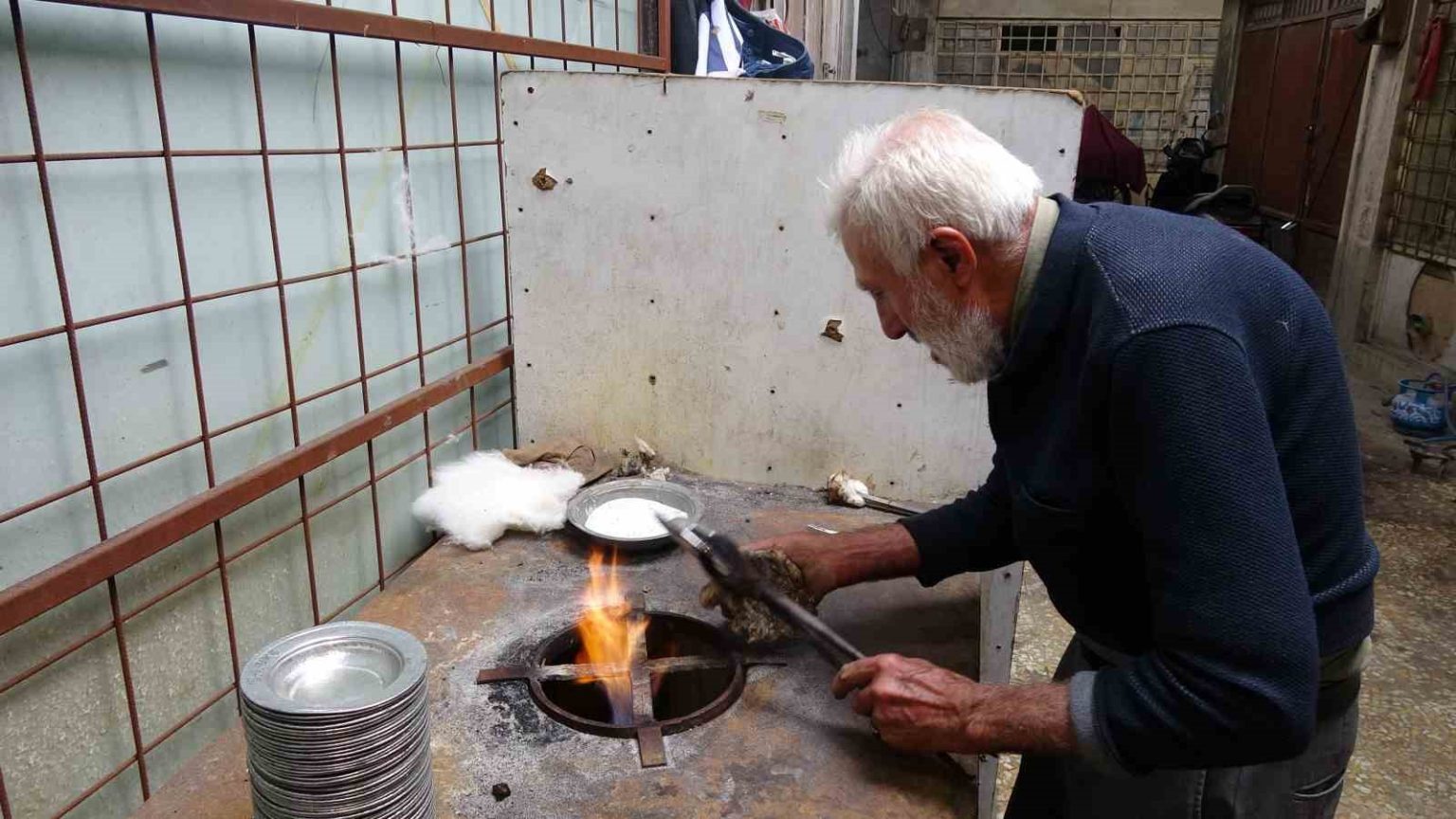 gaziantepte-80-yasindaki-kalay-ustasi-meslegini-70-yildir-surduruyor