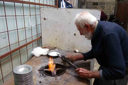 gaziantepte-80-yasindaki-kalay-ustasi-meslegini-70-yildir-surduruyor