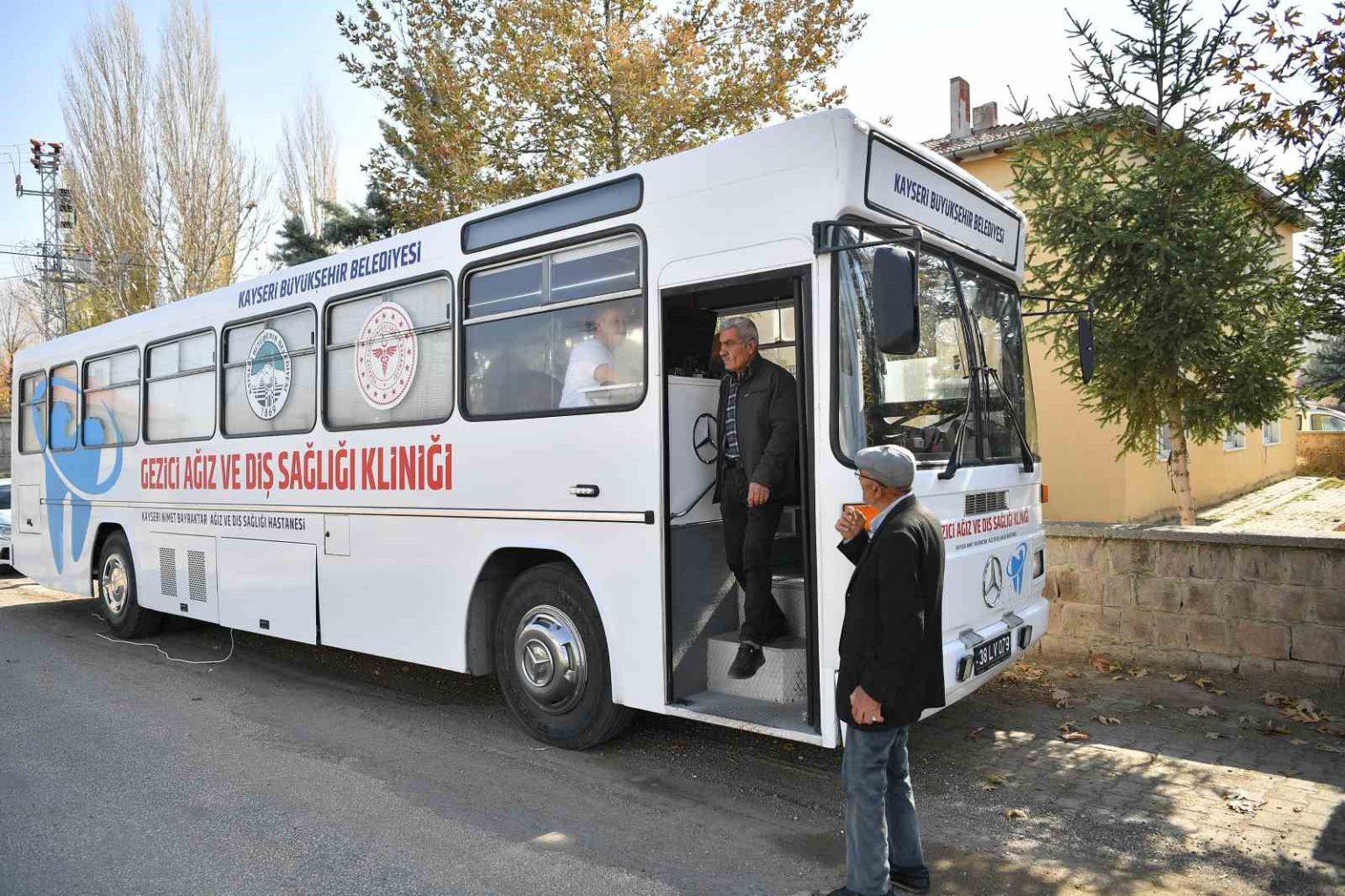 gezici-agiz-ve-dis-sagligi-klinigi-vatandasin-ayagina-gidiyor