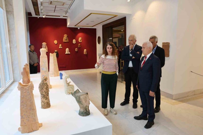 gozlerimin-onundesin-sanatseverleri-agirliyor