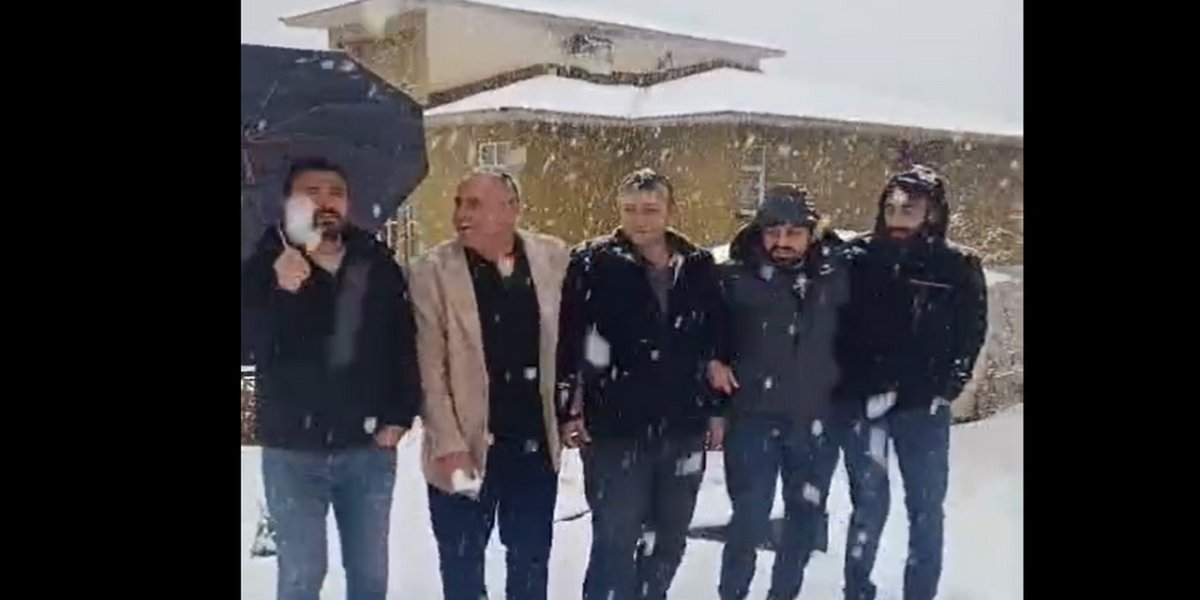 hakkaride-halayli-kar-yagisi-kutlamasi