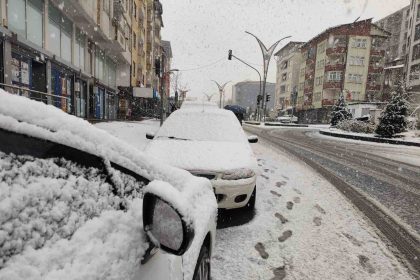 hakkaride-mevsimin-ilk-kari-yagdi