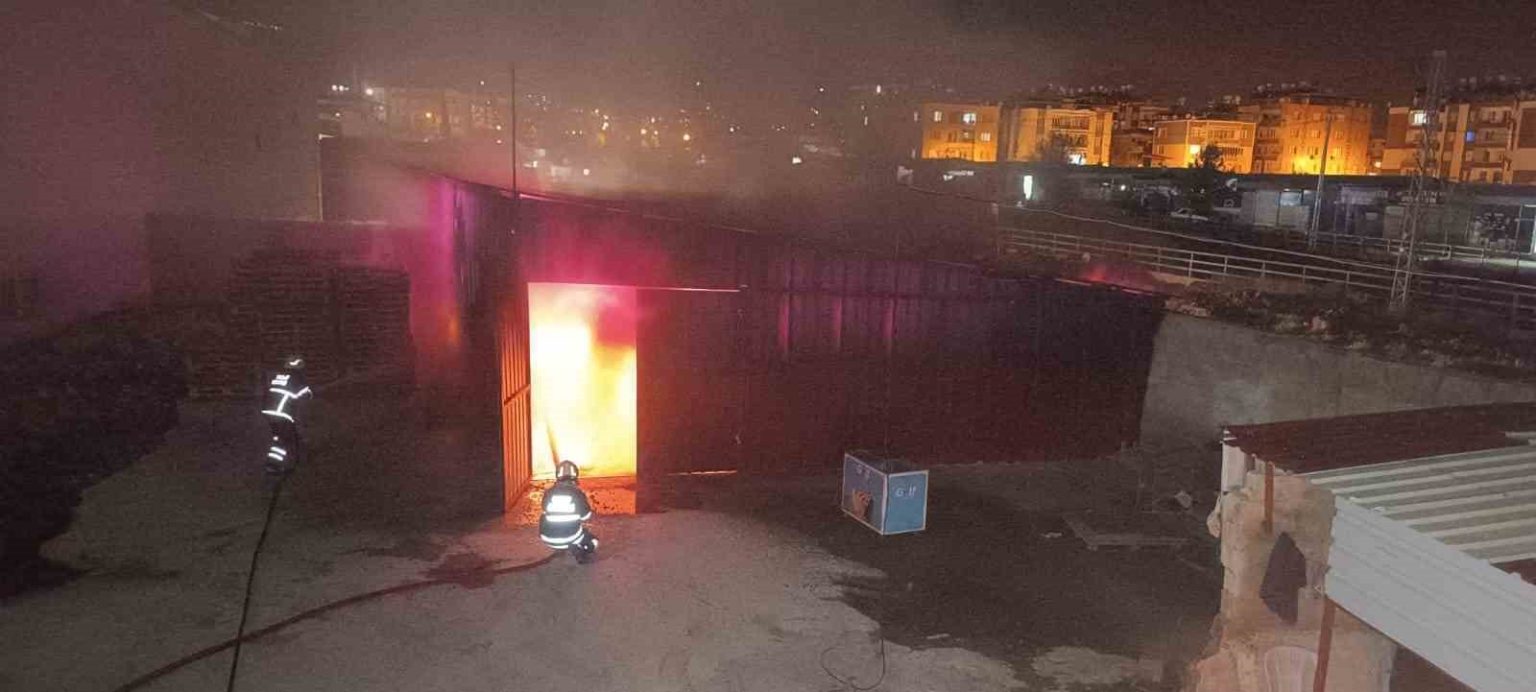 hatayda-depo-alevlere-teslim-oldu